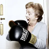 Video berikut bakalan bikin kamu ngakak. Seorang nenek nonton pertandingan tinju hingga heboh. Sampai-sampai televisinya hampir ditonjok!