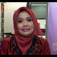 Perancanng busana pengantin asal Solo, Tuty Adib, dipercaya merancang busana pernikahan anak Jokowi, Gibran Rakabuming dan Selvi Ananda. Apa persiapan yang ia lakukan sebelum merancang baju yang akan dipakai Gibran dan Selvi di hari pernikahan mereka...