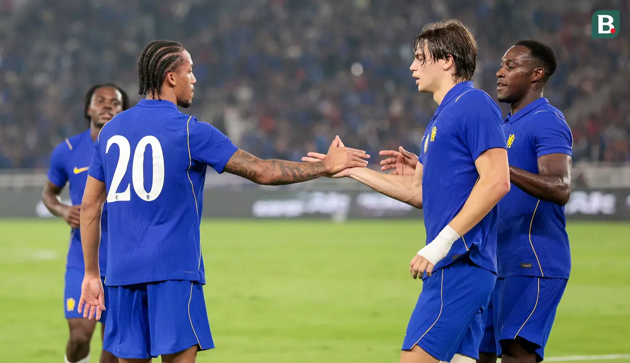 Pemain Chelsea merayakan gol yang dicetak Joao Pedro (20) ke gawang AC Milan dalam laga pramusim di Stadion Utama Gelora Bung Karno (SUGBK), Jakarta, Sabtu (8/8/2026). Gol tersebut menjadi pembuka pesta kemenangan The Blues sebelum akhirnya menutup pertandingan dengan skor 3-0 atas Rossoneri. Joao Pedro mencetak dua gol, sementara satu gol lainnya disumbangkan Moises Caicedo. (KapanLagi.com/Budy Santoso)