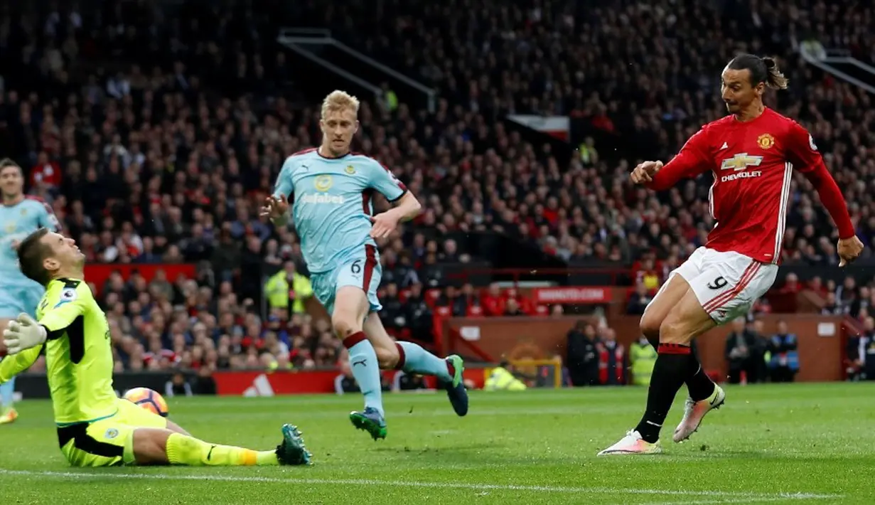Pemain Manchester United, Zlatan Ibrahimovic, mencoba mencetak gol ke gawang Burnley pada laga Premier League 2016-2017 di Stadion Old Trafford, Sabtu (29/10/2016). (Action Images via Reuters/Carl Recine)