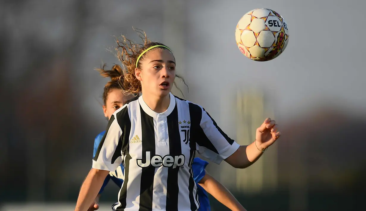 Gelandang tim wanita Juventus, Benedetta Glionna berusaha mengontrol bola saat bertanding melawan Sassuolo di Liga wanita Italia di Juventus Center di Vinovo (18/11). Juventus menang 2-0. (AFP Photo/Marco Bertorello)