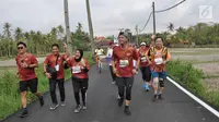 Gubernur Jawa Tengah Ganjar Pranowo saat mengikuti Borobudur Marathon 2018 di Pelataran Taman Lumbini Borobudur Magelang , Minggu (18/11).  Borobudur Marathon 2018 diikuti oleh 9. 672 pelari. (Liputan6.com/Gholib)