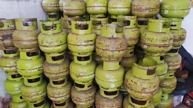 Medan yang sulit di wilayah Garut Selatan, menyebabkan harga gas subsidi 3 kg cukup tinggi, dengan pasokan yang tidak tentu akibat minimnya kuota yang diberikan.