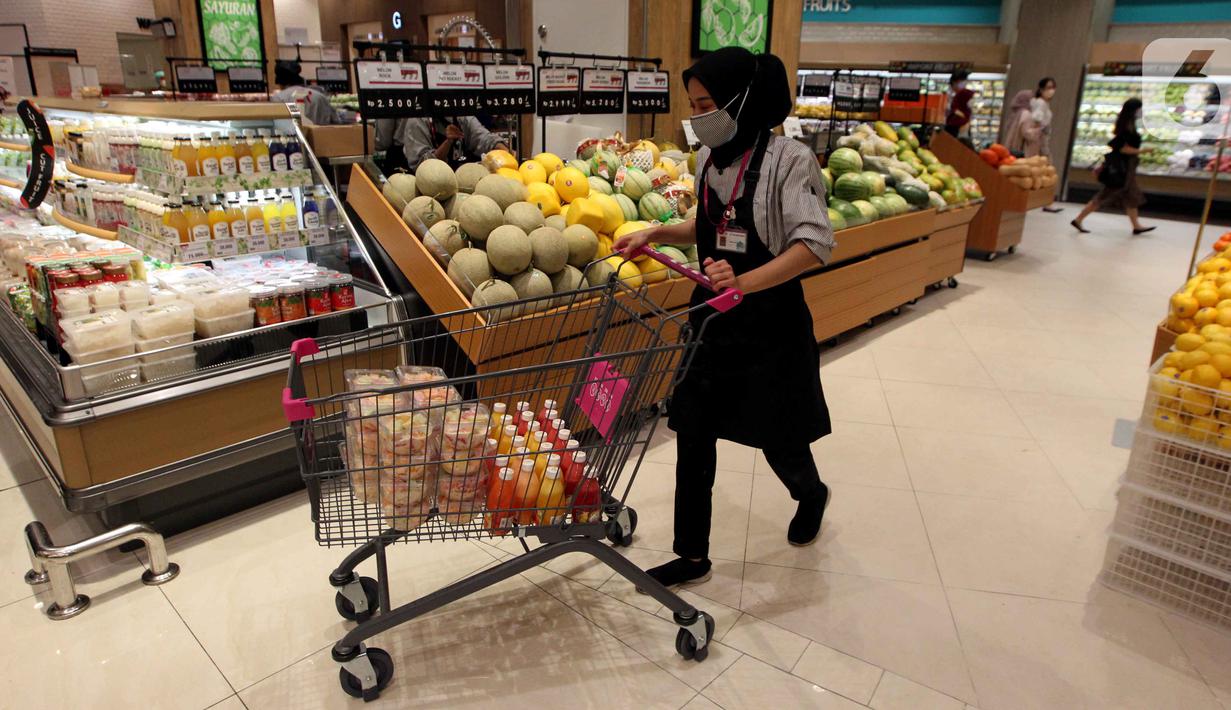 Karyawan mendorong troli di sela-sela pembukaan AEON Mall Tanjung Barat di Jakarta, Kamis (18/11/2021). AEON Mall yang beroprasi di Jakarta Selatan diharapkan dapat memberikan pengalaman berbelanja yang berbeda dengan ragam tenant termasuk berbagai specialty store. (Liputan6.com/Fery Pradolo)