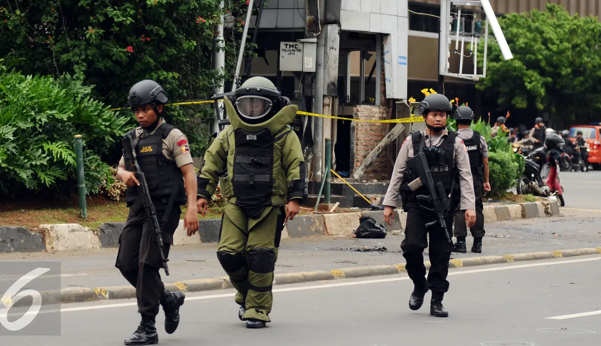 Petugas Gegana Polri meninggalkan pos polisi di perempatan Sarinah Jl MH Thamrin usai melakukan penyisiran, Jakarta, Kamis (14/1/2016). Pasca ledakan, aparat Gegana langsung melokalisir tempat kejadian perkara (TKP). (Liputan6.com/Helmi Fithriansyah)