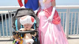 Keluarga Divis dari Cleveland berpakaian seperti Mario, Princess Peach, dan Toad dari Mario Bros saat menghadiri San Diego Comic-Con International 2019 di San Diego, California, Amerika Serikat, Kamis (18/7/2019). (Photo by Richard Shotwell/Invision/AP)