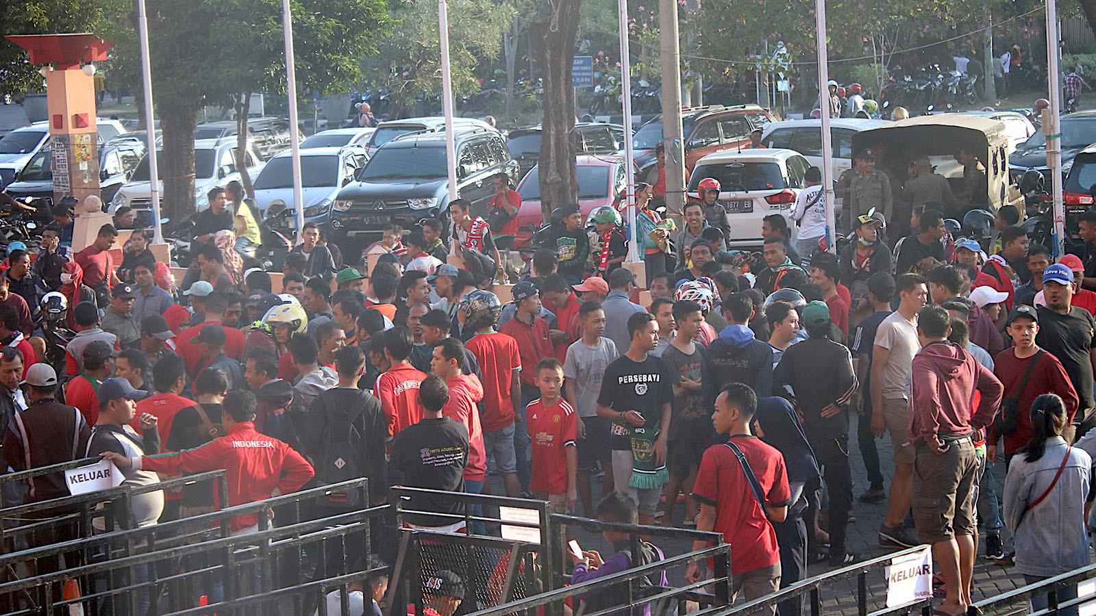 Calon penonton Timnas Indonesia U-19 vs Vietnam mengular di Stadion Gelora Delta, Sidoarjo, Sabtu (7/7/2018). (Aditya Wany)