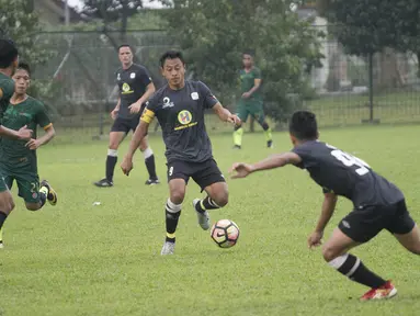 Striker Barito Putera, Samsul Arif, berusaha melewati hadangan pemain PS Tira pada laga persahabatan di Lapangan Bais, Bogor, Kamis (22/2/2018). PS Tira kalah 1-2 dari Barito Putera. (Bola.com/Asprilla Dwi Adha)