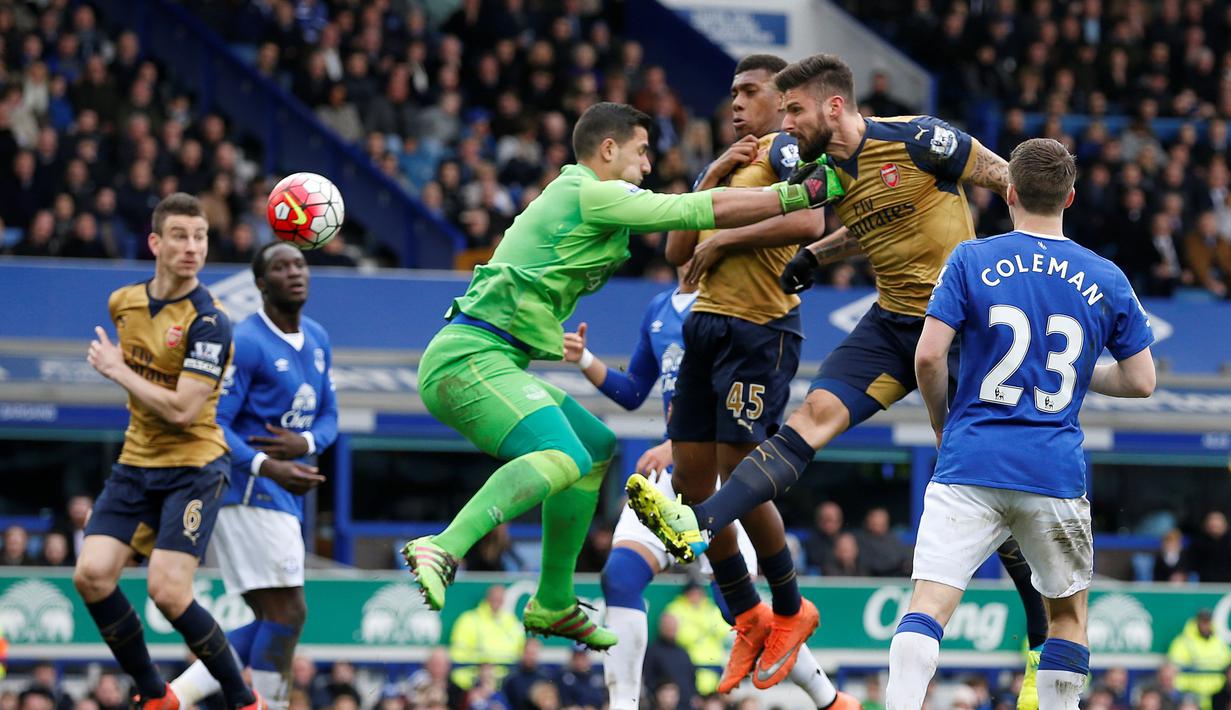 Striker Arsenal, Olivier Giroud, menyundul bola ke gawang Everton dalam laga Liga Inggris di Stadion Goodison Park, Sabtu (19/3/2016). (Reuters/Phil Noble)