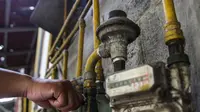 Warga mengecek instalasi aliran gas milik PGN di Rusunawa Griya Tipar Cakung, Jakarta Timur, Kamis (28/11/2019). Griya Tipar Cakung merupakan rusunawa kedua milik Pemprov DKI Jakarta yang telah dialiri jaringan pipa gas PGN. (Liputan6.com/Faizal Fanani)