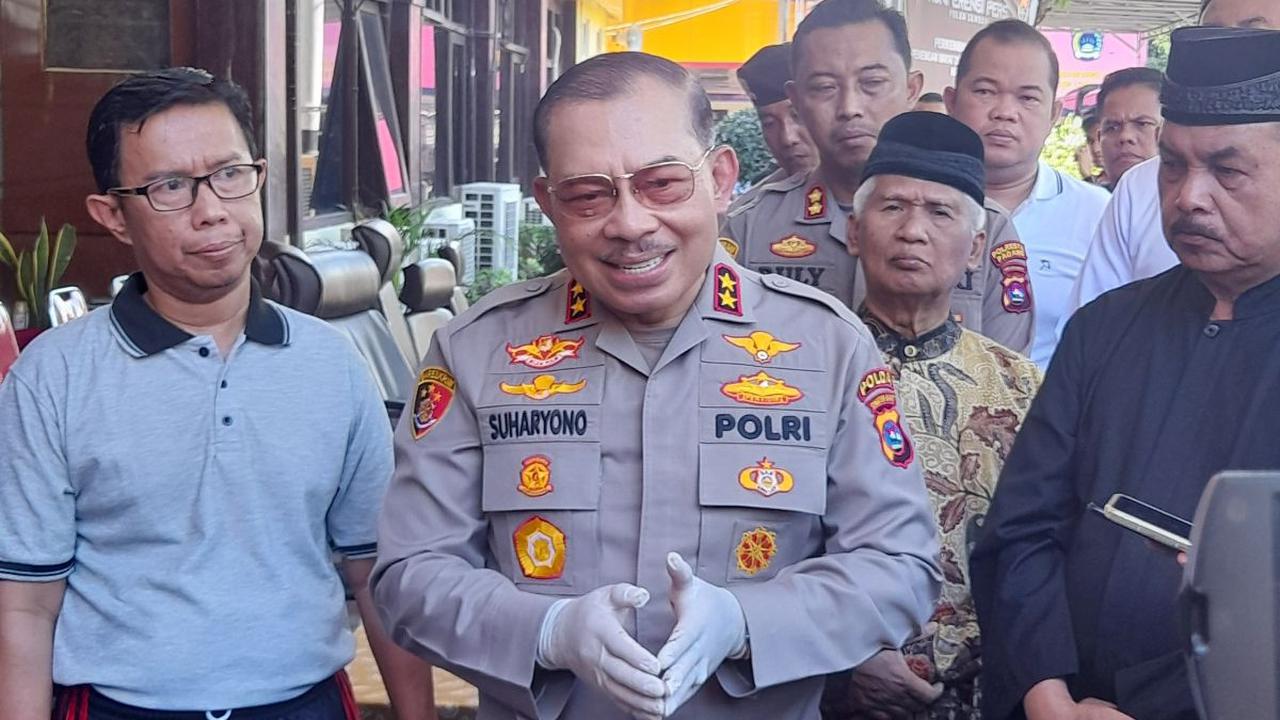 Jenderal bintang dua Polri itu membantah rekaman CCTV di Mapolsek itu hilang atau rusak. <br>