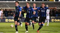 Skuat Atalanta merayakan gol penalti Marten de Roon ke gawang Udinese dalam laga lanjutan Serie A di Atleti Azzurri d'Italia Stadium, Bergamo, Selasa dini hari WIB (30/4/2019). (AP/ANSA)