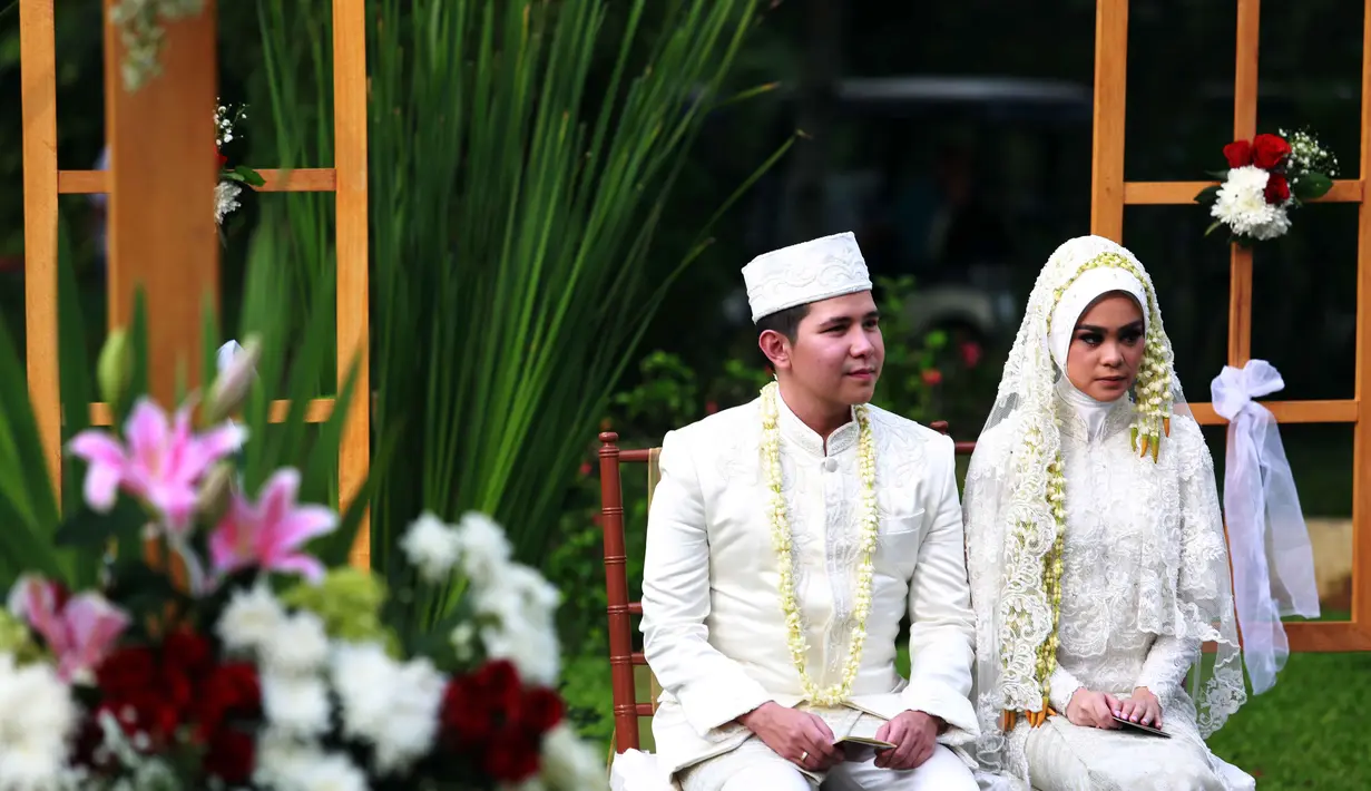 Haykal Kamil akhirnya resmi mempersunting tambatan hatinya, Tantri Namirah. Selayaknya pengantin pada umumnya, rasa deg-degan pun kian menghampiri Haykal sebelum melantunkan ijab Kabul. (Nurwahyunan/Bintang.com)