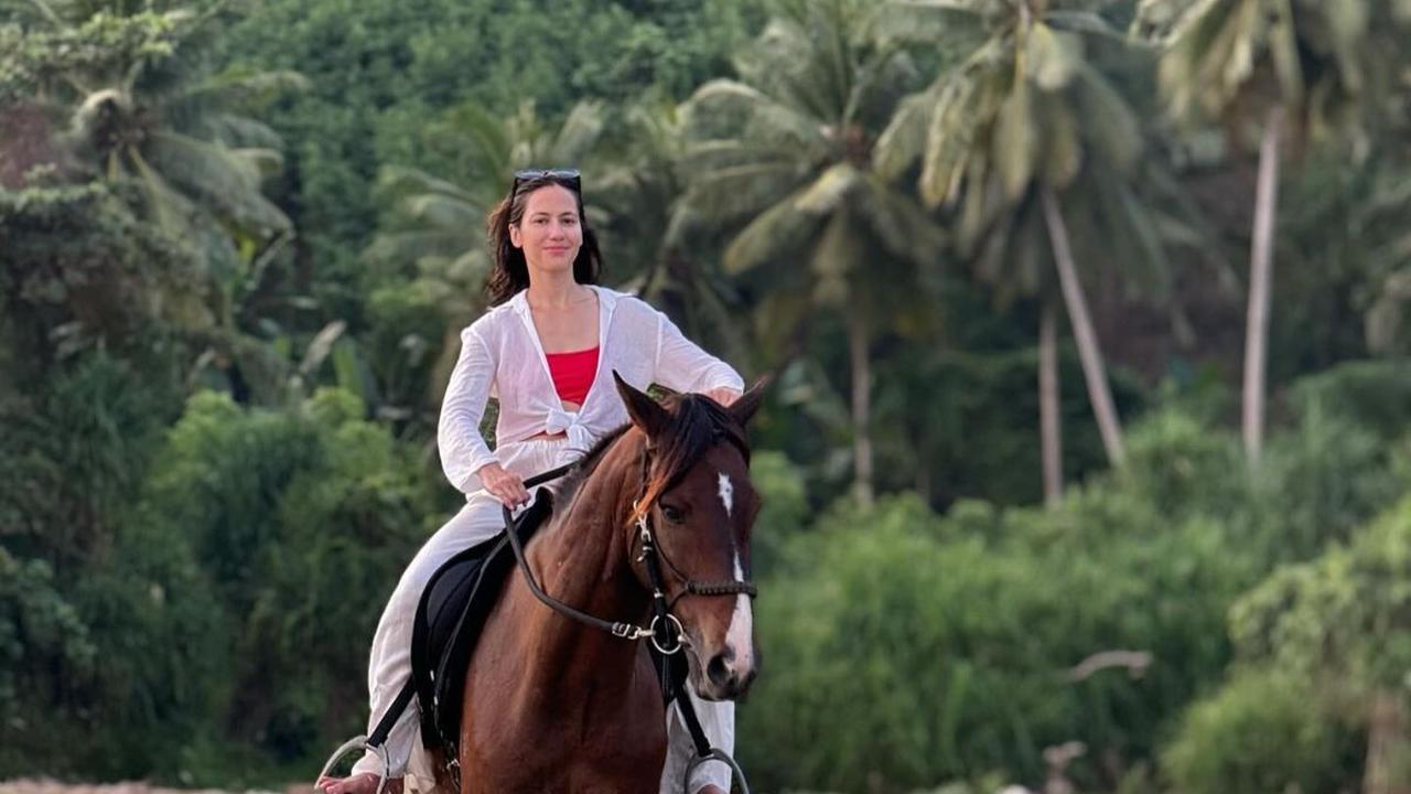 Pesona Pevita Pearce benar-benar terpancar. Senyum manis dan ekspresi bahagianya berhasil membuat netizen salfok. Tak banyak yang tahu jika Pevita Pearce ternyata mahir olahraga berkuda.