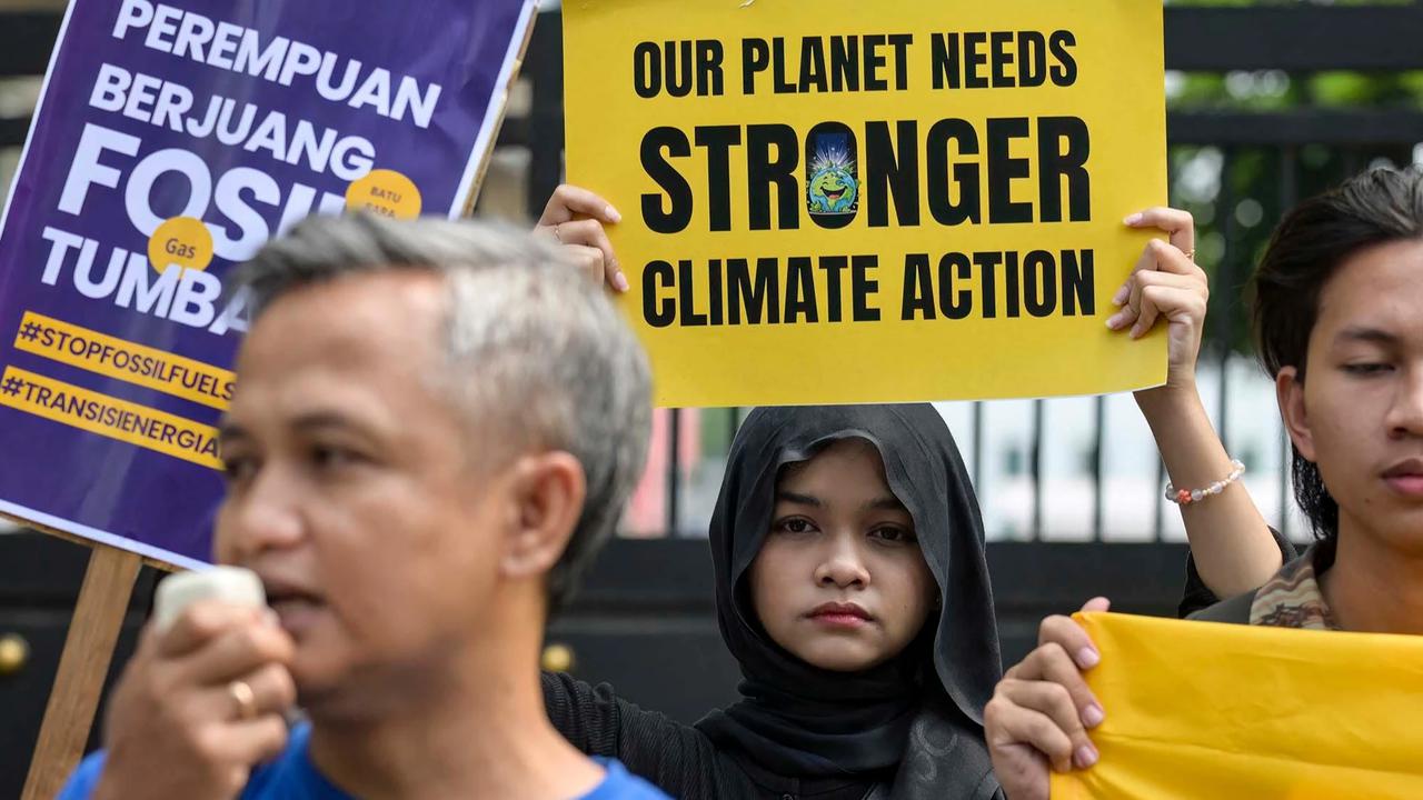 FOTO: Demo Hari Bumi Soroti Transisi Energi Nasional