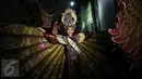Finalis Putri Indonesia dari NTT, Karina Nadila mengenakan dusana daerahnya saat unjuk kesenian dan bakat, Jakarta, Senin malam (27/3). 38 finalis ini nantinya akan berkompetisi menjadi sang Putri Indonesia 2017. (Liputan6.com/Johan Tallo)
