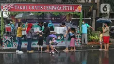 Warga mengantre untuk mendapatkan takjil gratis di Jalan Cempaka Putih Tengah XXI, Jakarta, Rabu (14/4/2021). Berbagai menu takjil dibagikan secara gratis seperti aneka kue, kolak, gorengan, nasi kotak dan lain-lain. (Liputan6.com/Herman Zakharia)