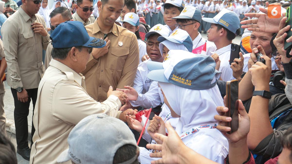 Momen Prabowo Sapa Warga dan Pelajar Usai Resmikan LRT Manggarai