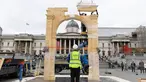 Lengkungan Palmyra berukuran seperti aslinya saat diletakkan di Trafalgar Square, London, sehari sebelum diresmikan, Senin (18/4). Para ahli arkeologi dari Institute of Digital Archaeology menyiapkan model 3D dari pintu masuk lengkungan. (Leon Neal/AFP)
