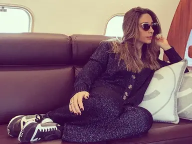 Sosialita Turki, Mina Basaran berpose di sebuah sofa pesawat jet pribadinya. Mina merupakan salah satu korban tewas dalam kecelakaan pesawat di Iran. (Instagram/@minabasaran)