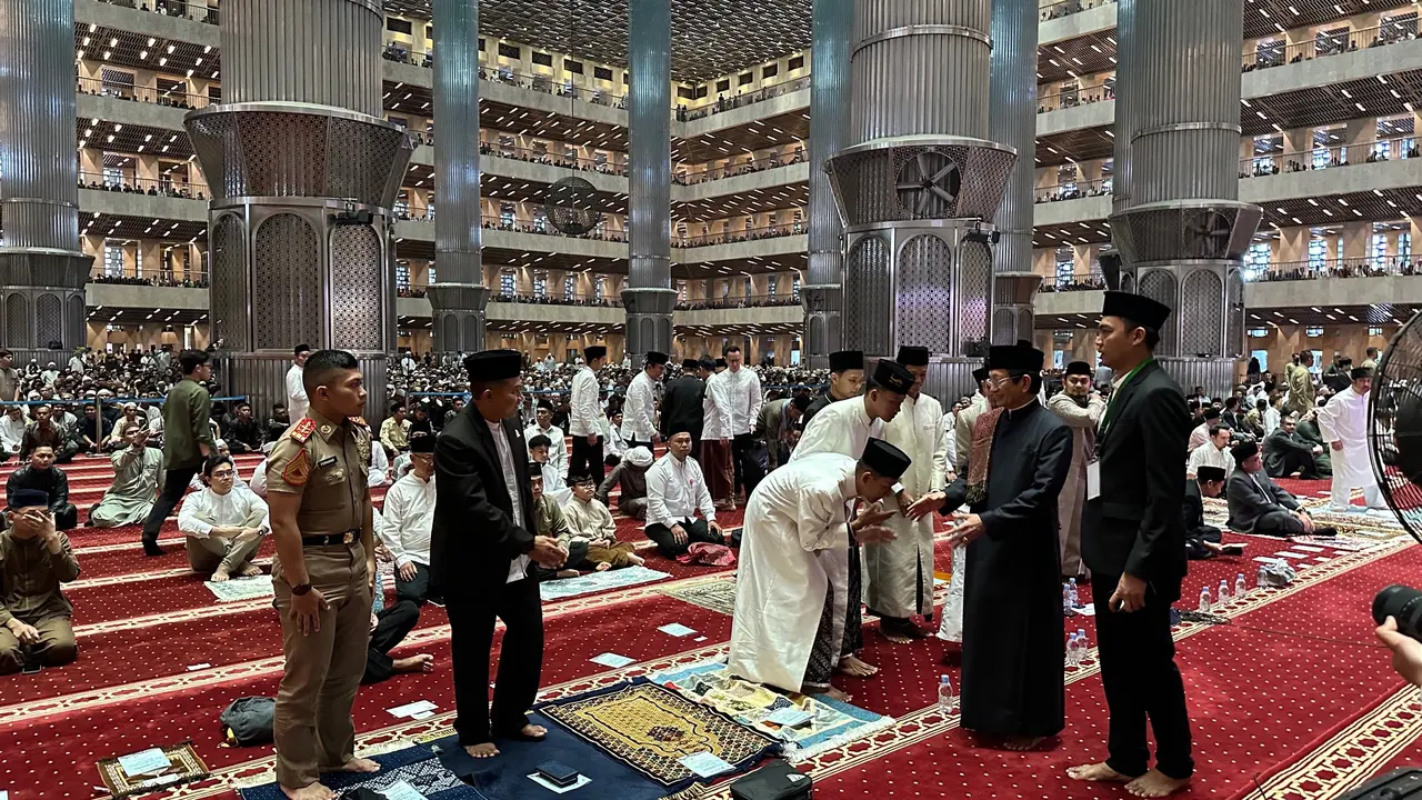 Suasana jelang salat Idul Fitri di Masjid Istiqlal, Jakarta Pusat. Sejumlah jajaran pejabat dari Kabinet Merah Putih pun turut serta melaksanakan ibadah di sana.