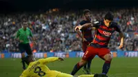 Striker Barcelona Luis Suarez berebut bola dengan pemain Villarreal (Reuters)