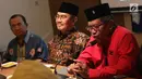 Sekretaris Jenderal DPP PDI Perjuangan Hasto Kristiyanto mengunjungi Ketua Umum ICMI, Jimly Asshiddiqie di kantor ICMI, Jakarta, Rabu (13/12). Hasto mengunjungi kantor ICMI untuk memaparkan program PDIP. (Liputan6.com/Angga Yuniar)
