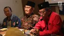 Sekretaris Jenderal DPP PDI Perjuangan Hasto Kristiyanto mengunjungi Ketua Umum ICMI, Jimly Asshiddiqie di kantor ICMI, Jakarta, Rabu (13/12). Hasto mengunjungi kantor ICMI untuk memaparkan program PDIP. (Liputan6.com/Angga Yuniar)