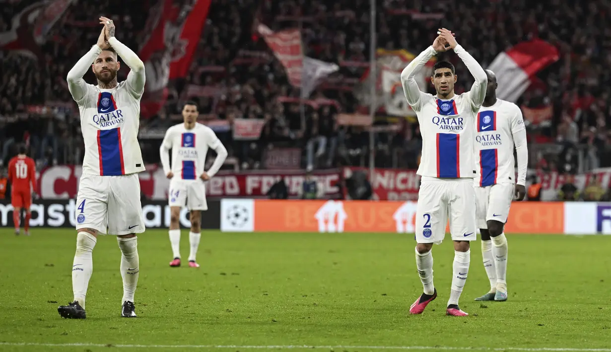<p>Para pemain PSG bertepuk tangan untuk suporternyausai bertanding melawan Bayern Munchen pada leg kedua babak 16 besar Liga Champions di Allianz Arena di Munich, Jerman, Kamis (9/3/2023). Dua gol Bayern dalam pertandingan ini masing-masing dicetak oleh Eric Maxim Choupo-Moting dan Serge Gnarby. (AP Photo/Andreas Schaad)</p>
