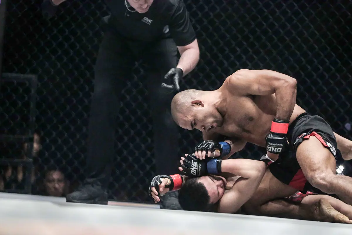 FOTO: Petarung Rene Catalan Bungkam Petarung China di One Championship