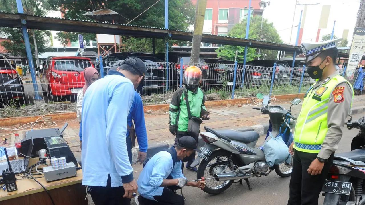 Petugas gabungan saat melakukan razia tilang uji emisi di kawasan Lebak Bulus, Jakarta, selasa (1/11/2023). Direktorat Lalu Lintas (Ditlantas) Polda Metro Jaya bersama Pemerintah Provinsi (Pemprov) DKI Jakarta kembali melakukan razia uji emisi terhadap k