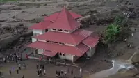 Masjid yang bertahan di tengah bencana galodo Sumatera Barat. (dok. @harimauminang/X/https://twitter.com/harimauminang/status/1789649403818754073?t=jWtCcrJCMB51nwpIyud6Ww&s=19/Putri Astrian Surahman)