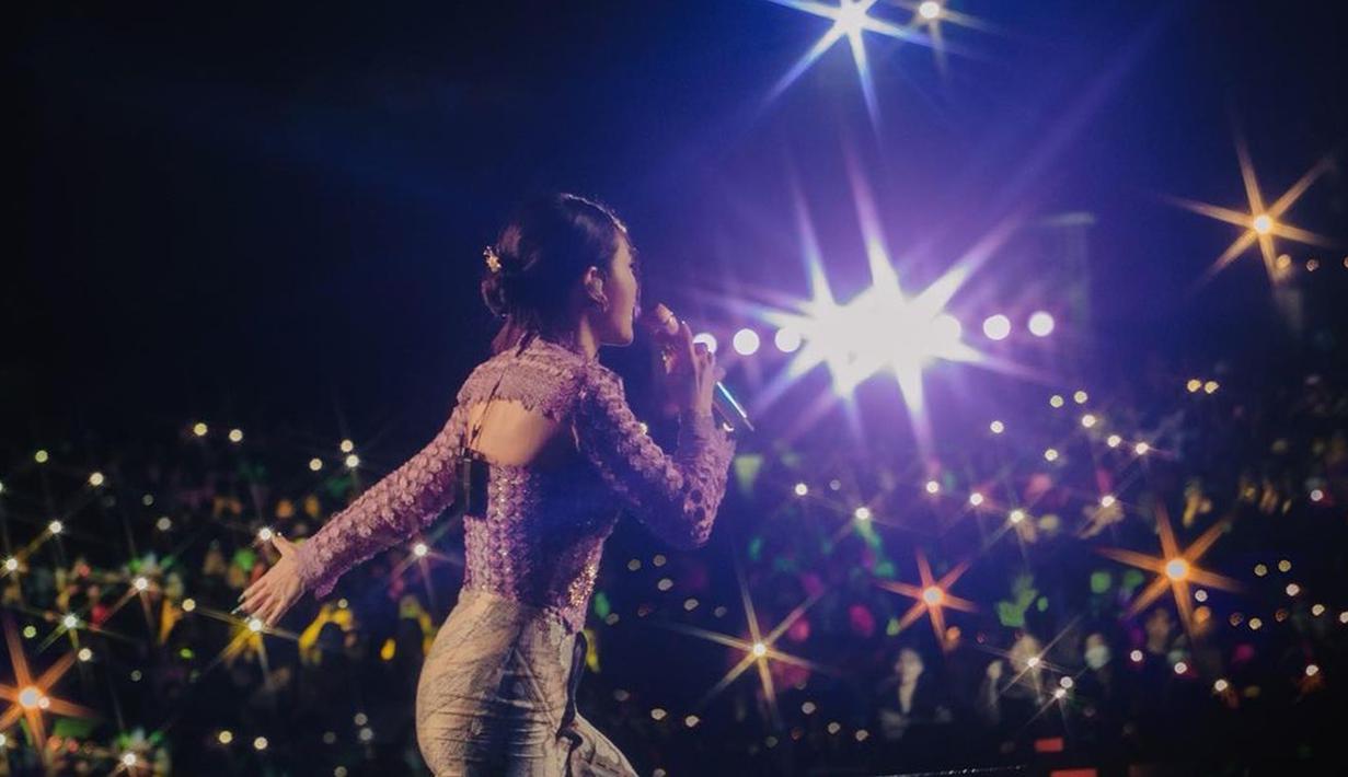 Dipadukan dengan inner kebaya lengan panjang berwarna ungu muda ditambah bawahan jarik batik panjang, Andien terlihat anggun membawakan lagunya. (Instagram/andienaisyah)