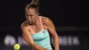 Otot tangan Kateryna Bondarenko terlihat saat mengembalikan bola kearah petenis Swiss, Belinda Bencic pada hari ke-5 turnamen tenis Australian Open 2016  di Melbourne, Jumat (22/1/2016). (AFP/Greg Wood)