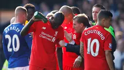 Pelatih Liverpool Brendan Rodgers memberikan instruksi kepada Mamadou Sakho dalam lanjutan Liga Premier Inggris di Goodison Park, Minggu (04/10/2015). Liverpool dan Everton bermain imbang 1-1. (Action Images via Reuters / Lee Smith)