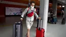 <p>Seorang turis Rusia tiba di Bandara Internasional Bali, Jumat (4/2/2022). Bali kembali dibuka untuk pelancong asing dari semua negara setelah penerbangan internasional dilanjutkan untuk pertama kalinya dalam dua tahun, tapi pengunjung tetap wajib karantina. (AP Photo/Firdia Lisnawati)</p>