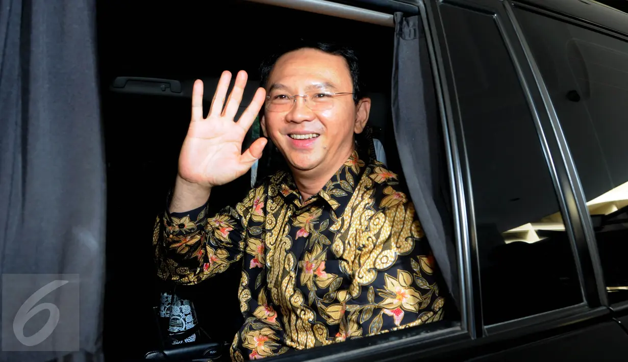 Gubernur DKI Jakarta, Basuki T Purnama (Ahok) menaiki mobil usai diperiksa di Bareskrim, Jakarta, Selasa (21/6). Kedatangannya untuk menjalani pemeriksaan sebagai saksi dalam dugaan korupsi pengadaan UPS. (Liputan6.com/Helmi Afandi) 