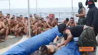 89 Taruna AAL Ikuti Tradisi Mandi Katulistiwa