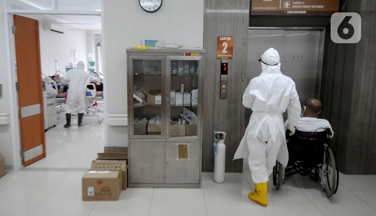 Paramedis membawa pasien COVID-19 di RSUD Kota Bogor, Jawa Barat, Jumat (18/6/2021). Kepedulian paramedis terhadap pasien tetap mereka lakukan walau jumlah pasien COVID-19 terus bertambah. (merdeka.com/Arie Basuki)