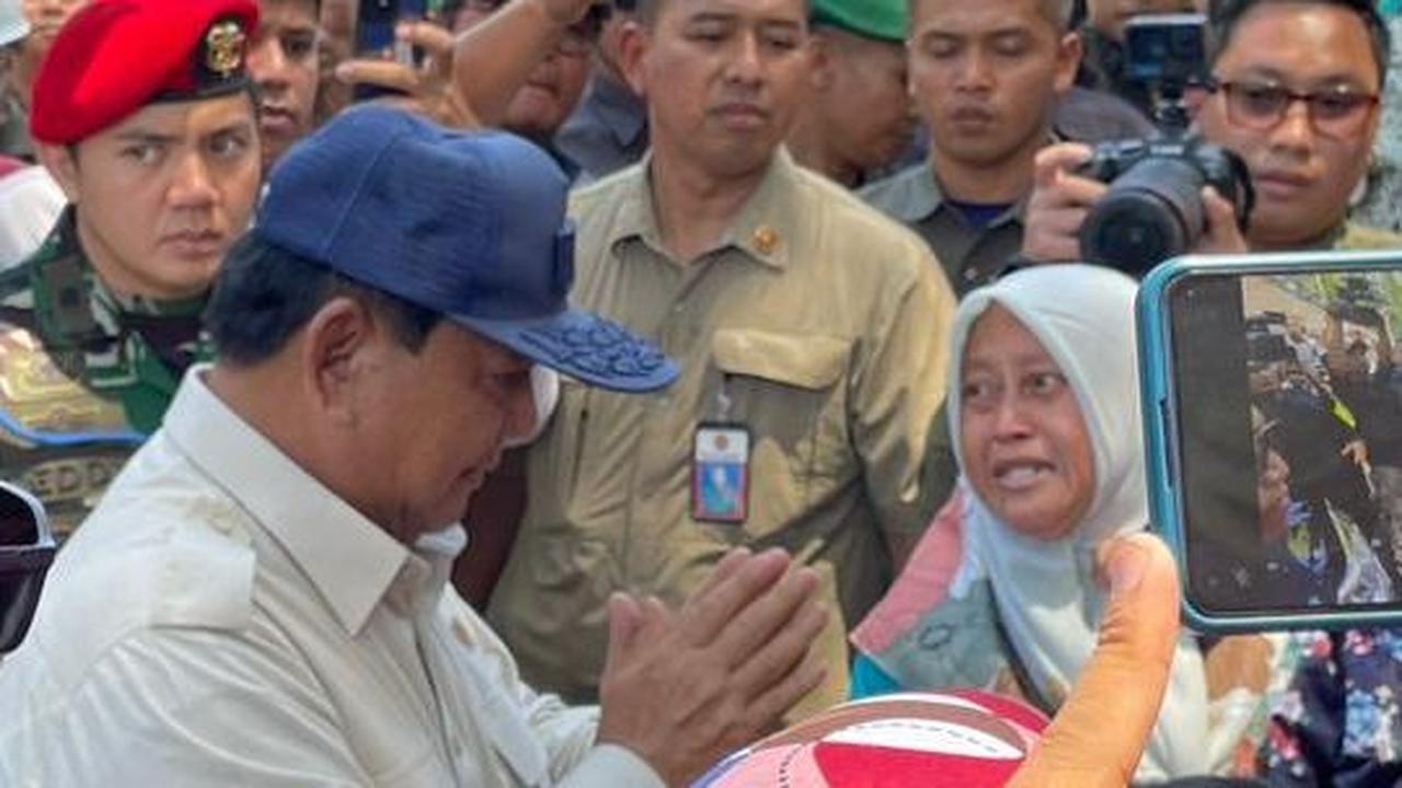 Sambil Gendong Anak, Ibu di Kuningan Histeris Lihat Prabowo Datang & Berebut Ingin Memeluk