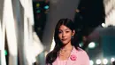 Baipor Thitiya tampil manis dengan setelan tweed berupan cropped blazer dan mini skirt serba pink. [Dok/Chanel].