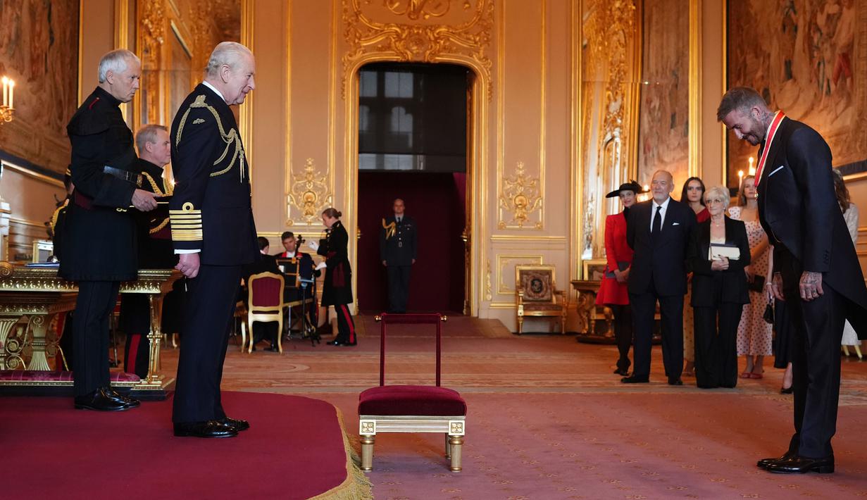 Mantan pesepak bola, David Beckham (kanan) bersiap dalam upacara penobatan gelar Ksatria oleh Raja Inggris, Charles III di Kastil Windsor, Berkshire, Inggris, Selasa (04/11/2025) waktu setempat. (AP Photo/PA/Jonathan Brady)