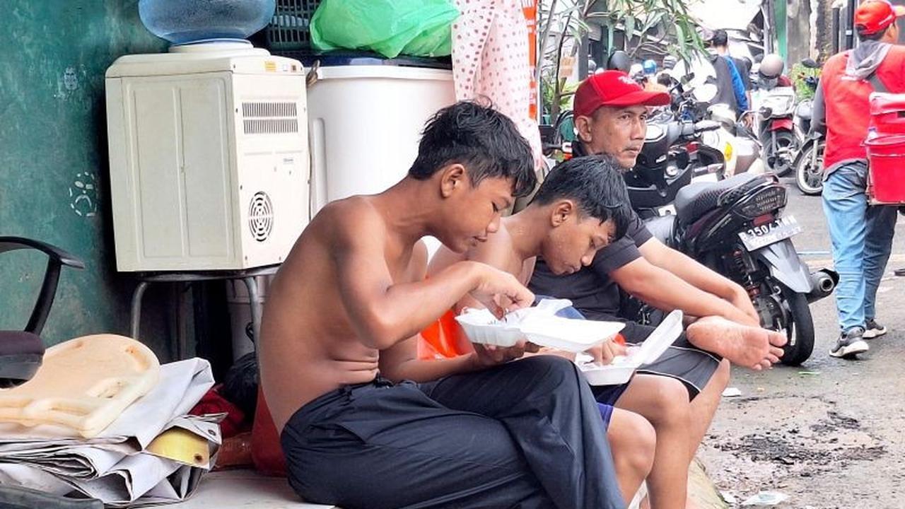 Warga Terdampak Banjir Pejaten Timur Bersyukur Terima Bantuan MBG di Tengah Ketinggian Air Ekstrem