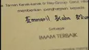 Istri Gubernur Jawa Barat itu tak kuasa menahan air mata membaca surat tulisan tangan putranya tersebut. Ia juga tak mengetahui, kenapa tak diberikan padanya saat putranya masih hidup. [Instagram/ataliapr]