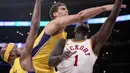 Aksi pemain Indiana Pacers, Lance Stephenson (kanan) melewati kepungan dua pemain Lakers pada lanjutan NBA basketball game di Staples Center, Los Angeles, (19/1/2018). Lakers menang 99-86. (AP/Kyusung Gong)