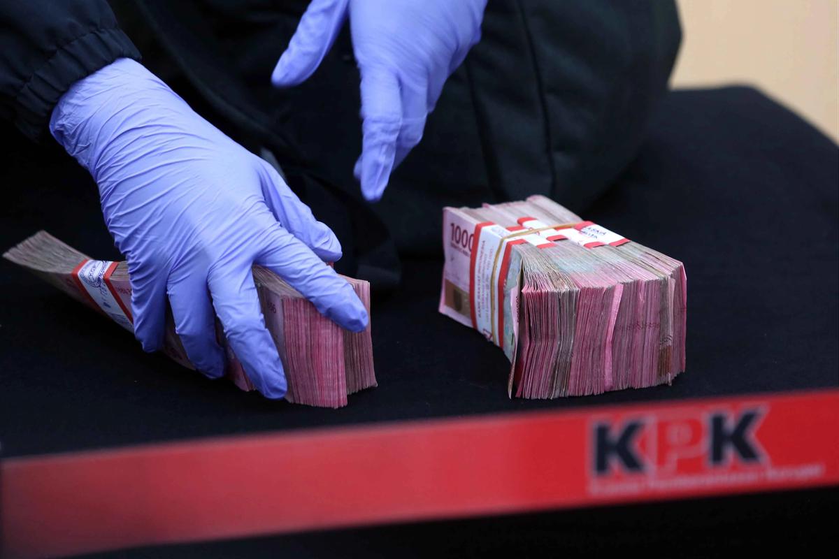 FOTO: FOTO KPK Tunjukkan Barang Bukti Uang 850 Juta Hasil OTT Ketua PN Depok