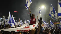 Puluhan ribu orang Israel telah mengalir ke jalan-jalan di seluruh negeri dalam ledakan kemarahan spontan setelah Perdana Menteri Benjamin Netanyahu tiba-tiba memecat menteri pertahanan, Yoav Gallant. (AP Photo/Oren Ziv)