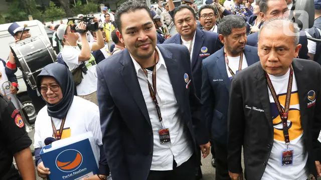Iring-iringan Massa Pendukung Partai Nasdem Antar 580 Nama Bacaleg Daftar ke KPU
