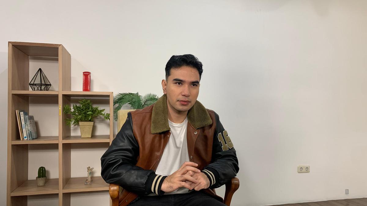 Hari Putra Ungkap Sisi Bucin dan Setianya Lewat Lagu Zapin Hati Melayang