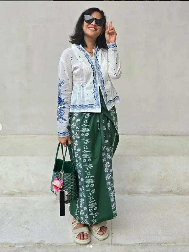 6 Inspirasi Outfit Baju Kantor Ala Dian Sastrowardoyo, Elegan dan Profesional